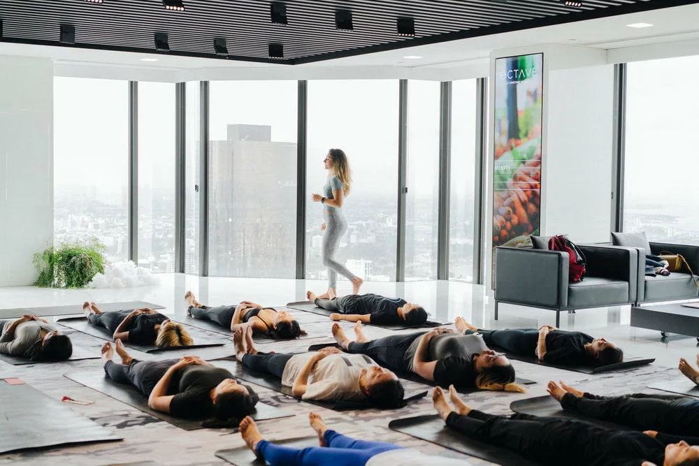 Yoga corporativo para empresas: beneficios, implementación y guías para empresas